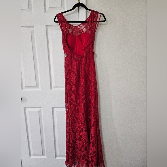 Red gown - Picture 2 of 4